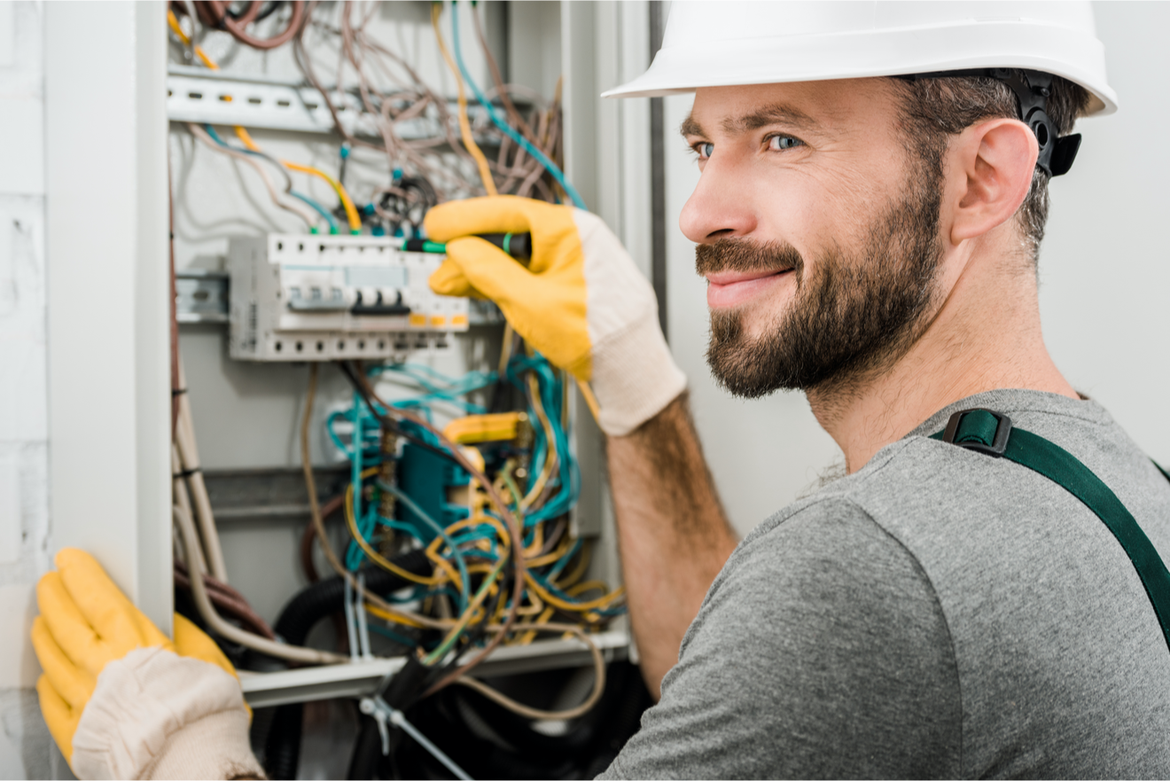 Electricien Installe Un Tableau électrique