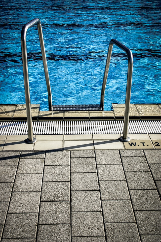 Traiter l'eau de sa piscine avec de l'oxygène actif