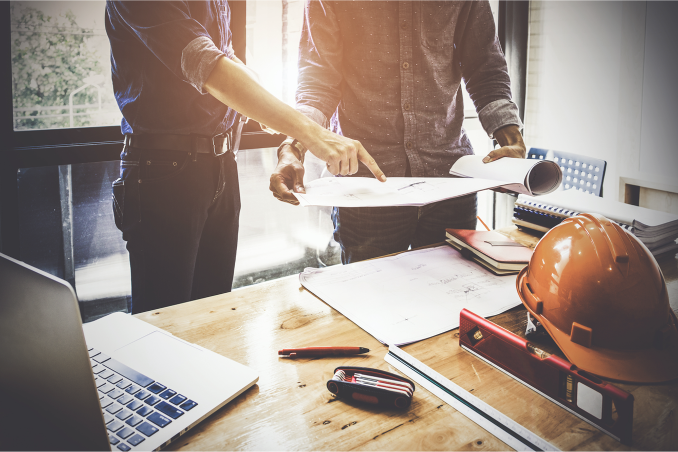 Un Constructeur De Bureau Discute Un Projet de construction de bureaux Avec Un Client