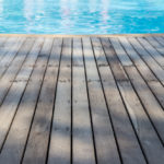 Une plage de piscine en bois